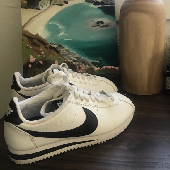 Nike Shoes - Original Nike tennis shoes!!